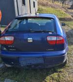 Samochód osobowy Seat Leon hatchback, w kolorze niebieskim, rok produkcji 2002, bardzo zniszczony, z licznymi uszkodzeniami wewnątrz i na zewnątrz.