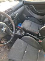 Samochód osobowy Seat Leon hatchback, w kolorze niebieskim, rok produkcji 2002, bardzo zniszczony, z licznymi uszkodzeniami wewnątrz i na zewnątrz.