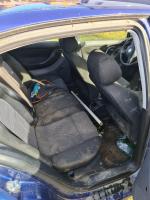 Samochód osobowy Seat Leon hatchback, w kolorze niebieskim, rok produkcji 2002, bardzo zniszczony, z licznymi uszkodzeniami wewnątrz i na zewnątrz.