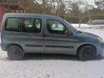 Citroen Berlingo,  rok produkcji: 2005, pojazd uszkodzony, lewy i prawy bok pojazdu wgnieciony, skorodowane nadkola i progi,
uszkodzona tylna prawa lampa, uszkodzone boczne lewe lusterko, rozładowany akumulator, w kolorze srebrnym, prawy bok
