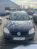 Samochód osobowy VW Golf  w kolorze czarnym, pięciodrzwiowy. Lekko wgniecione przednie nadkole. 