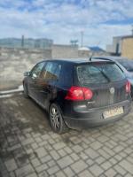 Samochód osobowy VW Golf  w kolorze czarnym, pięciodrzwiowy. Lekko wgniecione przednie nadkole. 