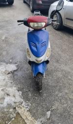 Motorower JIAJI JL50QT, rok produkcji 2008, uszkodzone przednie nadkole, liczne otarcia.

