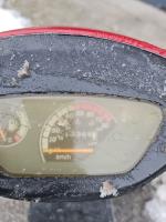 Motorower JIAJI JL50QT, rok produkcji 2008, uszkodzone przednie nadkole, liczne otarcia.

