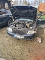 Samochód osobowy Audi A4 kombi, w kolorze granatowym, rok produkcji 1999, zniszczony, napędzany ON, przebieg około 359 tysięcy km