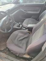 Samochód osobowy Audi A4 kombi, w kolorze granatowym, rok produkcji 1999, zniszczony, napędzany ON