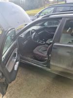 Samochód osobowy Audi A4 kombi, w kolorze granatowym, rok produkcji 1999, zniszczony, napędzany ON