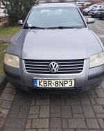Samochód osobowy VW Passat, sedan, kolor szary metalik. 