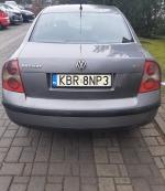 Samochód osobowy VW Passat, sedan, kolor szary metalik. 