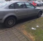 Samochód osobowy VW Passat, sedan, kolor szary metalik. 