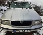 Samochód osobowy Skoda Octavia I, kolor srebrny metalik. Samochód pokolizyjny, uszkodzony, zaniedbany. 
