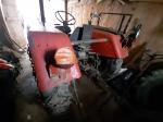 Ciągnik rolniczy marki Ursus C330, VIN: 035620, bez numerów rejestracyjnych -niezarejestrowany, lampa tylna uszkodzona, pojazd nosi widoczne ślady użytkowania, tył pojazdu