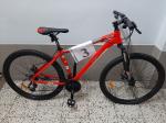 RRower marki KIMRIDE RACE koloru  czerwonego, typ męski; przerzutka przednia Shimano
Tourney; przerzutka tylna Shimano Altus (3x7);
widelec amortyzowany przód SR SUNTOUR
model M3030; rama aluminium MTB 27,5,
hamulec tarczowy przód i tył; korba
PROWHEEL; koła 27,5 cala; opony 27,5x2.1