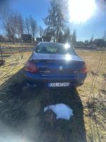 Samochód osobowy Peugeot 407 limuzyna. Kolor granatowy metalik, maska samochodu w innym odcieniu. 