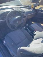 Samochód osobowy Peugeot 407 limuzyna. Kolor granatowy metalik, maska samochodu w innym odcieniu. 