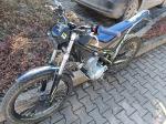 Motocykl Sherco, rok prod. 2021, poj. silnika 123,7cm3
, moc silnika 5,41kW, zasilany benzyną, manualna skrzynia biegów
przebieg ponad 61 km (uwaga – w toku eksploatacji zmieniono licznik), przód