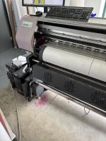 ploter solwentowy z komputerem i klawiaturą