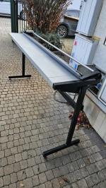 trymer wielkości dużego stołu na nogach z kółkami