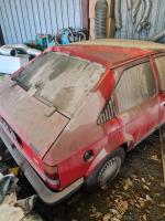 Samochód osobowy Opel Kadett, w kolorze czerwonym akryl, bardzo zniszczony, brudny wewnątrz i na zewnątrz.