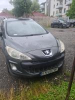  Samochód osobowy Peugeot 308 kombi, w kolorze grafitowym, rok produkcji 2008, przebieg 262 tysięcy km, z wyraźnymi wgnieceniami, otarciami i śladami wyeksploatowania wewnątrz.