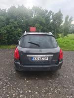  Samochód osobowy Peugeot 308 kombi, w kolorze grafitowym, rok produkcji 2008, przebieg 262 tysięcy km, z wyraźnymi wgnieceniami, otarciami i śladami wyeksploatowania wewnątrz.