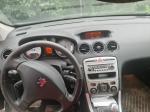  Samochód osobowy Peugeot 308 kombi, w kolorze grafitowym, rok produkcji 2008, przebieg 262 tysięcy km, z wyraźnymi wgnieceniami, otarciami i śladami wyeksploatowania wewnątrz.