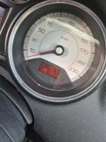  Samochód osobowy Peugeot 308 kombi, w kolorze grafitowym, rok produkcji 2008, przebieg 262 tysięcy km, z wyraźnymi wgnieceniami, otarciami i śladami wyeksploatowania wewnątrz.