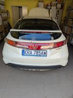 Samochód osobowy Honda Civic w kolorze białym. Pięciodrzwiowy. Zadbany. Brak gałki uchwytu zmiany biegów. 