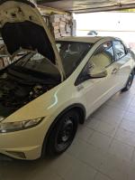 Samochód osobowy Honda Civic w kolorze białym. Pięciodrzwiowy. Zadbany. Brak gałki uchwytu zmiany biegów. 