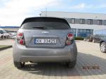 Chevrolet Aveo  pojemność silnika 1248,00 cm³, rok produkcji 2012. Zdjęcie przedstawia tylną klapę szarego samochodu.