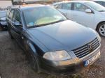 Volkswagen Passat  pojemność
silnika 1896,00 cm³, rok produkcji 2003. Zdjęcie przedstawia przód i prawy bok granatowego samochodu;
