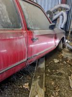 Samochód osobowy Opel Kadett, w kolorze czerwonym akryl, bardzo zniszczony, brudny wewnątrz i na zewnątrz.