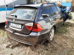 Samochód osobowy BMW 320i Kombi, rok produkcji 2006,
 rok produkcji: 2006, rozładowany akumulator, pojazd po kolizji, uszkodzony przód, wystrzelone poduszki powietrzne, kolor czarny tył pojazdu