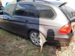 Samochód osobowy BMW 320i Kombi, rok produkcji 2006,
 rok produkcji: 2006, rozładowany akumulator, pojazd po kolizji, uszkodzony przód, wystrzelone poduszki powietrzne, kolor czarny, lewy bok