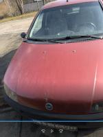 Samochód osobowy Fiat Punto w kolorze czerwonym 