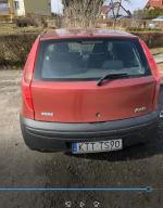 Samochód osobowy Fiat Punto w kolorze czerwonym