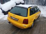 Samochód osobowy Audi A4 z 1996r. koloru żółtego, kombi. Samochód po kolizyjny, uszkodzony, prawy przód. Wgniecenie na tylnym zderzaku. 