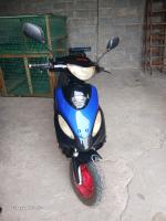 ROMET MOTORS – motorower, 2016r., rodzaj paliwa: benzyna, pojemność silnika: 50 cm³
Pojazd typu skuter w kolorystyce niebiesko-czerwonej. Stan wizualny nadwozia wskazuje na występowanie drobnych uszkodzeń elementów zabudowy (wytłoczek), w postaci zarysowań oraz niewielkich
deformacji. Akumulator pojazdu jest niesprawny – brak możliwości uruchomienia pojazdu przy jego użyciu. Ogumienie pojazdu w stanie średnim – widoczne zużycie eksploatacyjne.