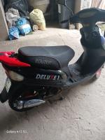 ROMET MOTORS – motorower, 2016r., rodzaj paliwa: benzyna, pojemność silnika: 50 cm³
Pojazd typu skuter w kolorystyce niebiesko-czerwonej. Stan wizualny nadwozia wskazuje na występowanie drobnych uszkodzeń elementów zabudowy (wytłoczek), w postaci zarysowań oraz niewielkich
deformacji. Akumulator pojazdu jest niesprawny – brak możliwości uruchomienia pojazdu przy jego użyciu. Ogumienie pojazdu w stanie średnim – widoczne zużycie eksploatacyjne.