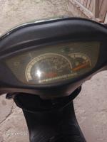 ROMET MOTORS – motorower, 2016r., rodzaj paliwa: benzyna, pojemność silnika: 50 cm³
Pojazd typu skuter w kolorystyce niebiesko-czerwonej. Stan wizualny nadwozia wskazuje na występowanie drobnych uszkodzeń elementów zabudowy (wytłoczek), w postaci zarysowań oraz niewielkich
deformacji. Akumulator pojazdu jest niesprawny – brak możliwości uruchomienia pojazdu przy jego użyciu. Ogumienie pojazdu w stanie średnim – widoczne zużycie eksploatacyjne.