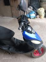 ROMET MOTORS – motorower, 2016r., rodzaj paliwa: benzyna, pojemność silnika: 50 cm³
Pojazd typu skuter w kolorystyce niebiesko-czerwonej. Stan wizualny nadwozia wskazuje na występowanie drobnych uszkodzeń elementów zabudowy (wytłoczek), w postaci zarysowań oraz niewielkich
deformacji. Akumulator pojazdu jest niesprawny – brak możliwości uruchomienia pojazdu przy jego użyciu. Ogumienie pojazdu w stanie średnim – widoczne zużycie eksploatacyjne.