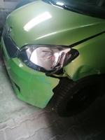 Samochód osobowy Skoda Citigo, 2013 r. pojazd uszkodzony, lewy i prawy przedni błotnik wgnieciony i przerysowany, przedni zderzak pęknięty i przerysowany, uszkodzony przedni lewy reflektor, brak przedniej tablicy rejestracyjnej. W pozostałym zakresie pojazd w stanie ogólnym dobrym, w_kolorze_zielonym lewa strona_przód