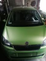 Samochód osobowy Skoda Citigo, 2013 r. pojazd uszkodzony, lewy i prawy przedni błotnik wgnieciony i przerysowany, przedni zderzak pęknięty i przerysowany, uszkodzony przedni lewy reflektor, brak przedniej tablicy rejestracyjnej. W pozostałym zakresie pojazd w stanie ogólnym dobrym, w_kolorze_zielonym przód