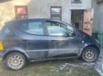 samochód osobowy marki Mercedes-Benz A 140  rok prod. 1999,
poj. silnika 1397 cm3 , moc silnika 60 kW, zasilany etylina,  bok