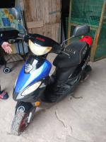  ROMET MOTORS – motorower   2016r., rodzaj paliwa: benzyna, pojemność silnika: 50 cm³ . Pojazd typu skuter w kolorystyce niebiesko-czerwonej. Stan wizualny nadwozia wskazuje na występowanie drobnych uszkodzeń elementów zabudowy (wytłoczek), w postaci zarysowań oraz niewielkich deformacji. Akumulator pojazdu jest niesprawny – brak możliwości uruchomienia pojazdu przy jego
użyciu. Ogumienie pojazdu w stanie średnim – widoczne zużycie eksploatacyjne. 