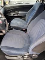 Fiat Punto  2009r., środek samochodu widok na siedzenie kierowcy
