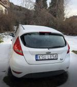 Samochód osobowy Ford Fiesta w  kolorze białym 