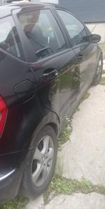 Samochód osobowy Mercedes- Benz w kolorze czarnym, prawy bok błotnika wgniecenie