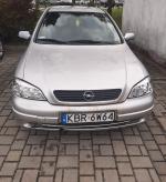 Samochód osobowy Opel Astra w kolorze srebrnym