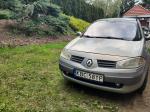 samochód osobowy Renault Megane w kolorze srebrnym, lekko zatarta maska pojazdu, zniszczona kierownica, wewnątrz materiałowa tapicerka 